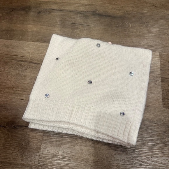 NWT Victoria's Secret Beanie & Scarf Set - Picture 4 of 4